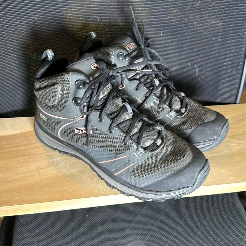 Barely worn keen hiking boots